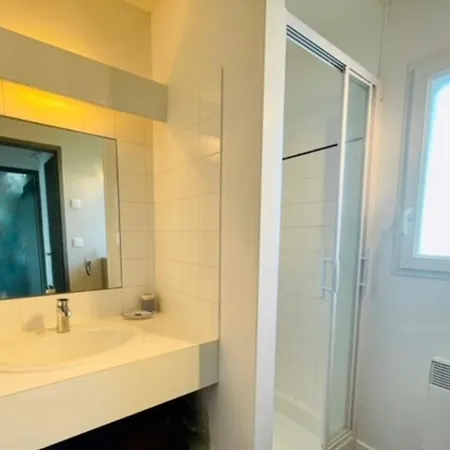 아파트 Bright Nest With Lovely Balcony In 라로셸