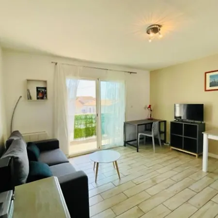 Apartmán Bright Nest With Lovely Balcony In *