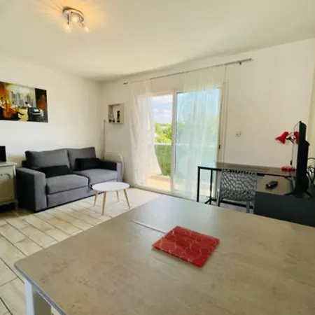 Apartmán Bright Nest With Lovely Balcony In *